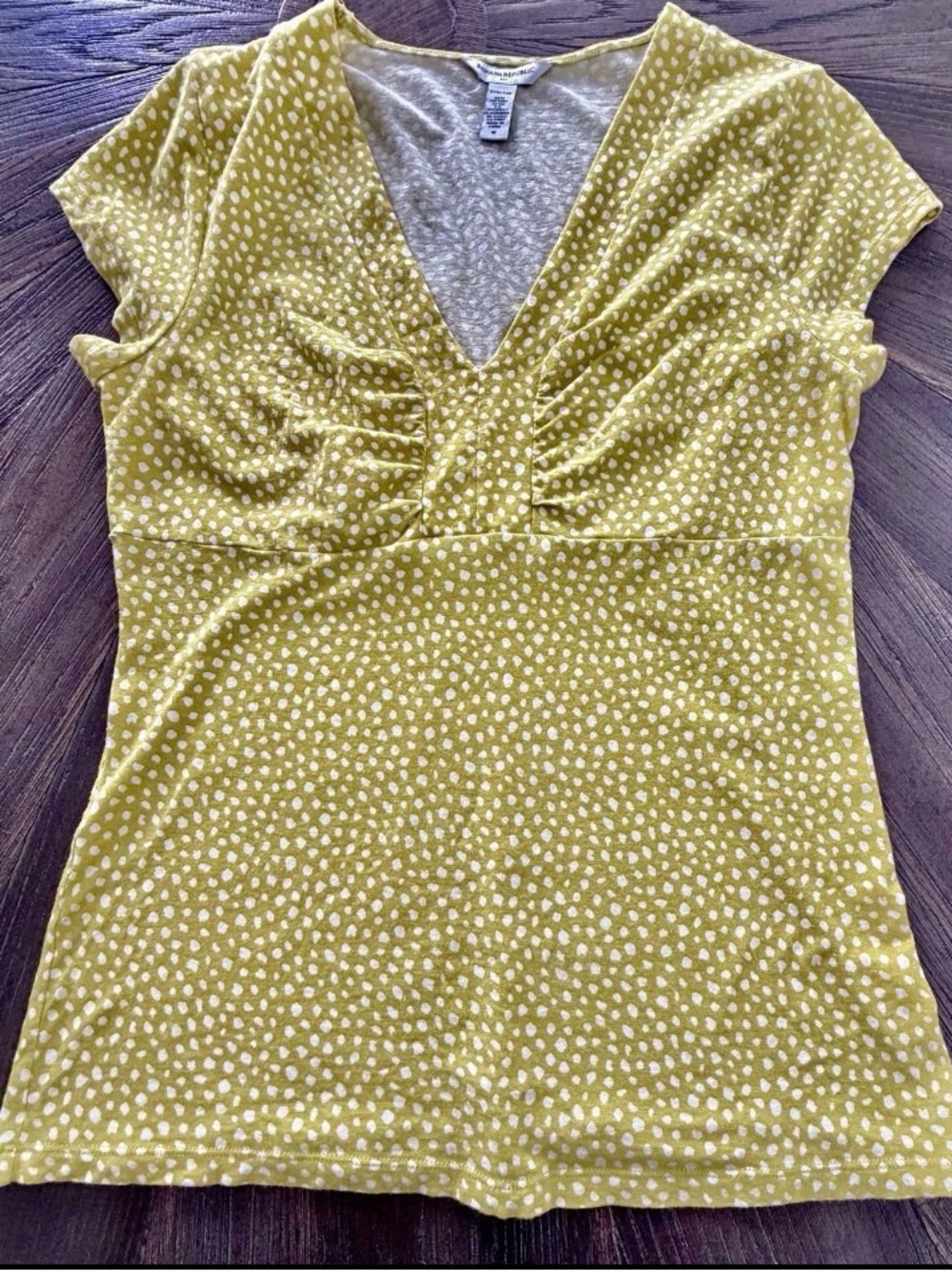 Banana Republic Green Dot V-Neck Tee Cap Sleeve